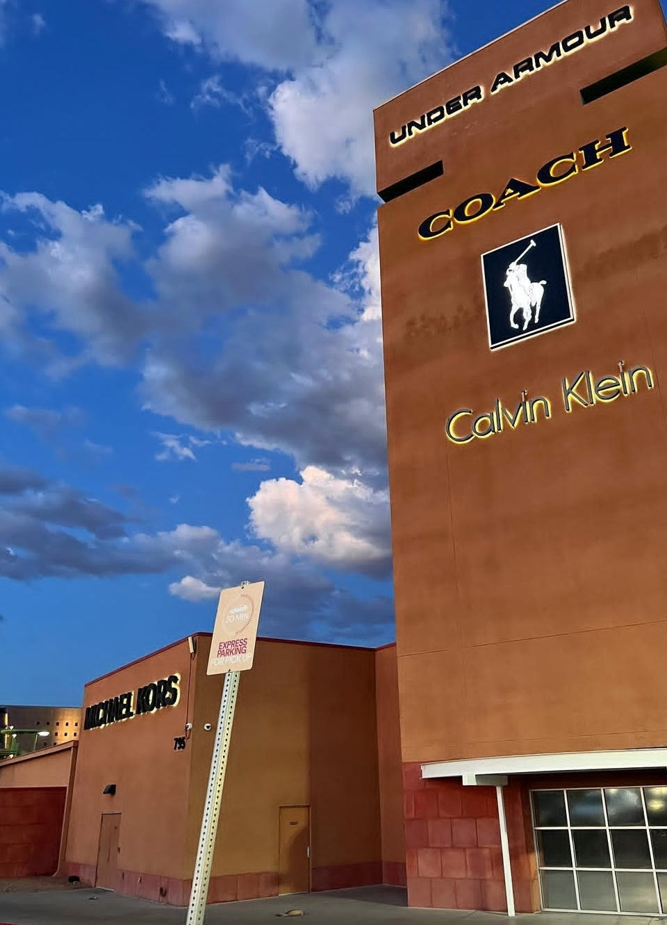 North Premium Outlets Private tour (Personal shopper) 6 hrs. Tour privado.