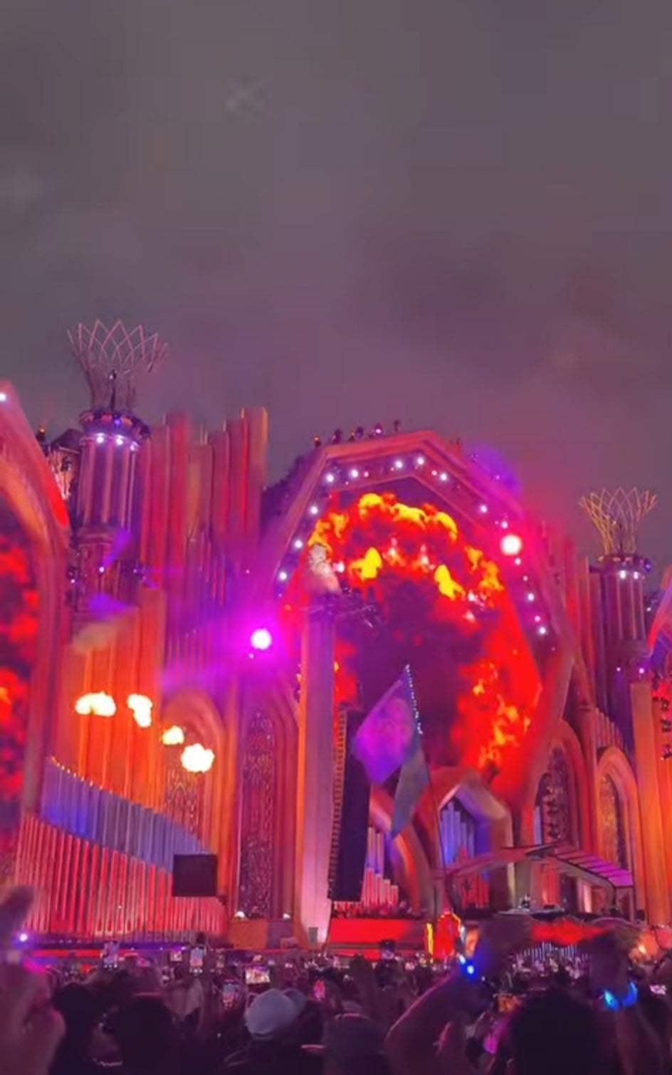 EDC LAS VEGAS 2025 EXPRESS PRIVATE TRANSPORTATION "Round trip" 🚐🚗 24/7.

LAST MINUTE TRANSPORTATION FROM THE STRIP TO THE SPEED WAY "EDC 2025" FOR UP TO 7 PEOPLE.

FLAT FEE FOR GROUPS.